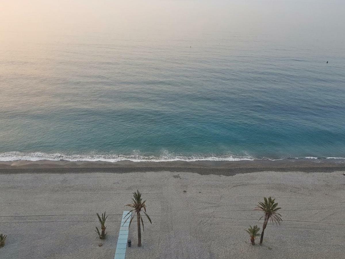 Ático en Almuñecar. Primera línea de playa con vistas espectaculares Almunecar Exterior foto